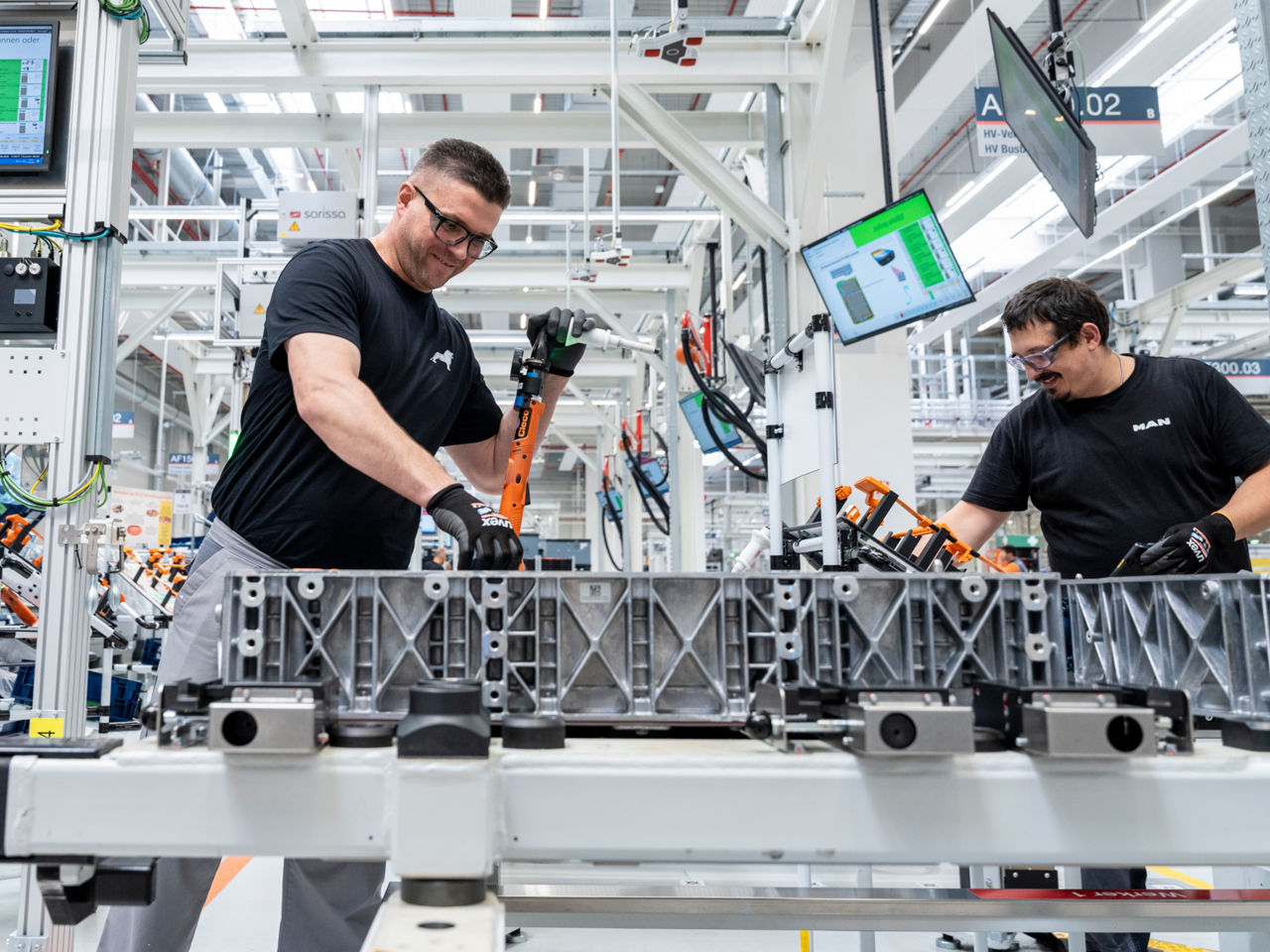Beschäftigte montieren in Nürnberg Hochvoltbatterien – Hightech und Handarbeit.